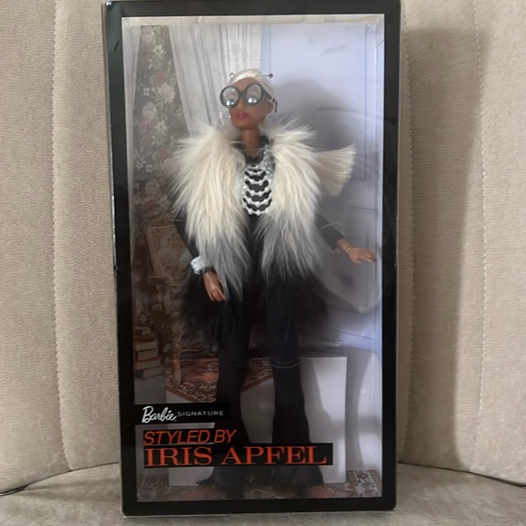 New 2018 Signature Barbie styled by Iris Apfel White Fur Vest Black Glasses